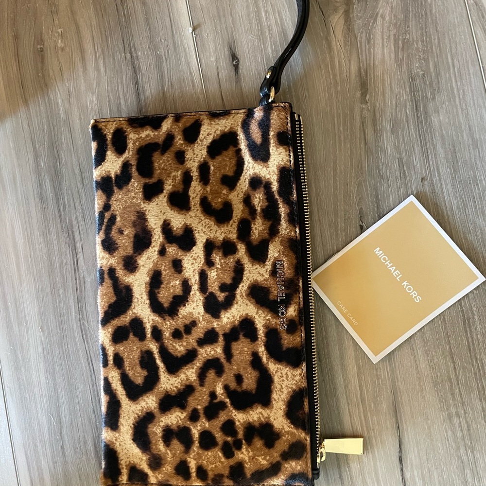 NWT Michael Kors Bedford Calf hair leopard print rectangular oversized wristlet - Picture 4 of 8